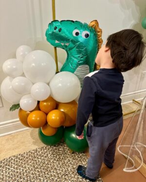 Julie St-Pierre Instagram - 🦖🎈3 ANS 🎈🦕 

4 décembre 2020, tu arrivais dans nos vies après une année difficile de deuils, et ce, en pleine pandémie mondiale. Tu as été une véritable lumière et depuis ton arrivée Vasco, tu ne cesses d’embellir notre famille. Je te le dis souvent mais je suis si chanceuse d’être ta maman! Bonne fête mon grand garçon! ❤️

#howitstartedvshowitsgoing