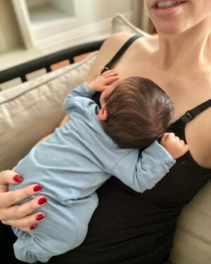 Julie St-Pierre Instagram - Janvier ou le mois où j’ai pas mal juste pris des photos de bébé ou les 31 jours que je n’ai pas vu passer. 🤷🏻‍♀️😅

Petit dump de son bain thalasso, de son premier Centre Bell, de moments collés et de fraterie. 🫶🏼