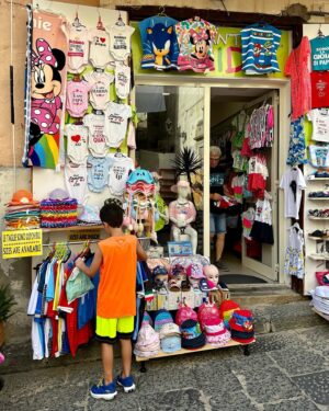 Julie St-Pierre Instagram - De retour mais encore là-bas. Enfants, fleurs et bouffe, un autre carrousel de l’Italie. 🇮🇹🤌🏼