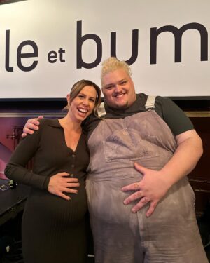 Julie St-Pierre Instagram - Coup de cœur pour @iamtalk, l’artiste et l’humain. Allez le découvrir si ce n’est pas déjà fait! 🫶🏼 

Merci pour l’invitation, les beaux moments et les belles rencontres musicales @belleetbumtq. À voir le 28 octobre! 🎤🎶