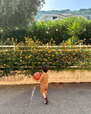 Julie St-Pierre Instagram - De retour mais encore là-bas. Enfants, fleurs et bouffe, un autre carrousel de l’Italie. 🇮🇹🤌🏼
