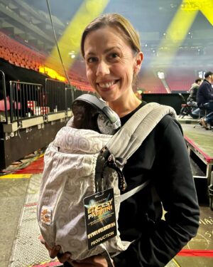 Julie St-Pierre Instagram - Janvier ou le mois où j’ai pas mal juste pris des photos de bébé ou les 31 jours que je n’ai pas vu passer. 🤷🏻‍♀️😅

Petit dump de son bain thalasso, de son premier Centre Bell, de moments collés et de fraterie. 🫶🏼