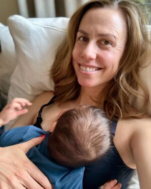 Julie St-Pierre Instagram - *Concours terminé* 
Félicitations à la gagnante @aminabourbonniere !

Comment ça se passe depuis l’arrivée du troisième? C’est la question qu’on me pose le plus depuis bientôt 3 mois. À ça je réponds toujours que je suis fatiguée, mais heureuse. Il y a des jours où je me sens au top, d’autres où je me sens dépassée et c’est tout à fait normal! 

Si vous vous reconnaissez et que ça ressemble aussi à votre réalité, @mustela.canada aimerait vous donner un peu de répit en vous offrant ce lot de produits pour prendre soin de la peau de vos petits. 

Mon coup de cœur est sans aucun doute l’eau nettoyante sans rinçage. Je l’adore! Je suis assurée que bébé reste propre propre toute la journée. Et ça sent si bon! 

Pour participer au concours :
-Suivez les pages Instagram de @mustela.canada, @ecotao.ca et la mienne
-Aimez cette publication
-Identifiez une maman ou un papa qui souhaiterait aussi participer.

Bonne chance! 

*Le concours se termine le 3 avril 2024 à 23h59. Ce concours s’adresse exclusivement aux résidents canadiens.
