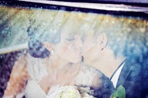 Julie St-Pierre Instagram - 11 ans de mariage et trois enfants plus tard, je redirais oui, encore et encore. 🤍 #nocesdecorail 🪸

📸 @magnoliaphoto