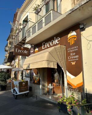 Julie St-Pierre Instagram - De retour mais encore là-bas. Enfants, fleurs et bouffe, un autre carrousel de l’Italie. 🇮🇹🤌🏼