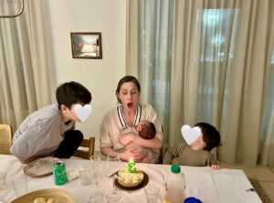 Julie St-Pierre Instagram - 38 ans 🎂

La thématique de ma fête cette année fût « cernes et champagne »! 😂🥱🍾🥂

Fatiguée mais heureuse, les bras pleins, le cœur rempli et bien entourée! 

@chezvincenzomtl @chantalchandail @laflammejerome