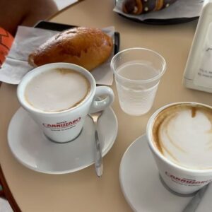 Julie St-Pierre Instagram - De retour mais encore là-bas. Enfants, fleurs et bouffe, un autre carrousel de l’Italie. 🇮🇹🤌🏼