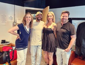 Julie St-Pierre Instagram - MERCI @brick_et_brack pour l’invitation à votre show de la Saint-Jean hier! ⚜️ C’était FOU de rechanter du Mixmania avec @anna.belle.oliva @emmanuelmcewan et @pierreluc.blais devant un @mtelusmontreal rempli! La scène, c’est vraiment un super feeling! 💙🤍🩵

Merci au band de feu pour les arrangements modernes de « nos plus grands succès »! 😂 

Maintenant, qui peut trouver @virgfortin ?

📸 @chantalchandail / @koscene 

#mixmania #aucunregret #defenseurbaine #saintjean #fetenationale