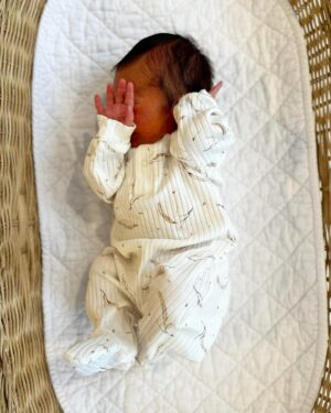 Julie St-Pierre Instagram - Le jour de Noël, nous avons reçu le plus beau des cadeaux! Le 25 décembre, trois semaines et demi en avance, notre petit dernier a fait son arrivée parmi nous, dans l’ambulance! 🚑 

Une naissance rapide et remarquée et un Noël dont on se souviendra longtemps! 🎄

Bienvenue chez toi Giulio! ❤️ 
Quelle belle façon de terminer 2023! 🍾
