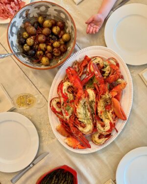 Julie St-Pierre Instagram - En ce lendemain de fête des mères… 💐

Il n’y a aucune recette pour devenir une mère parfaite, mais il y a mille et une façons d’être une bonne mère. 🥹

J’ai lu que les enfants ont surtout besoin d’une mère heureuse, et je le suis. Dans l’amour, dans le chaos, dans nos moments de complicité et dans la simplicité du quotidien, dans les défis, les difficultés, les doutes et les moments de culpabilité, les réussites et les grands bonheurs. La maternité est le plus grand apprentissage de ma vie et aussi le plus beau cadeau qu’elle m’aie offert. 🥰

Quelle chance j’ai d’être appelée maman par ces trois garçons là…plusieurs fois par jour! 😂🫶🏼