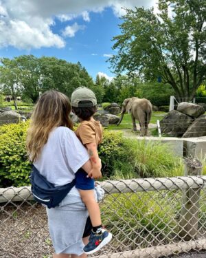 Julie St-Pierre Instagram - Grosse journée au @zoodegranbyofficiel avec marraine @chantalchandail, de l’ouverture à la fermeture!!! Un incontournable de l’été en famille. 🐘🦘🐒🦍🐐🐑💦🌊 #zoodegranby