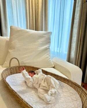 Julie St-Pierre Instagram - Le jour de Noël, nous avons reçu le plus beau des cadeaux! Le 25 décembre, trois semaines et demi en avance, notre petit dernier a fait son arrivée parmi nous, dans l’ambulance! 🚑 

Une naissance rapide et remarquée et un Noël dont on se souviendra longtemps! 🎄

Bienvenue chez toi Giulio! ❤️ 
Quelle belle façon de terminer 2023! 🍾