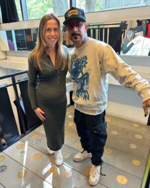 Julie St-Pierre Instagram - Un midi tranquille au bureau! 😜
Thank you @aj_mclean. 🫶🏼 

#TheFashionHero #BSB #AJMcLean