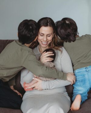 Julie St-Pierre Instagram - En ce lendemain de fête des mères… 💐

Il n’y a aucune recette pour devenir une mère parfaite, mais il y a mille et une façons d’être une bonne mère. 🥹

J’ai lu que les enfants ont surtout besoin d’une mère heureuse, et je le suis. Dans l’amour, dans le chaos, dans nos moments de complicité et dans la simplicité du quotidien, dans les défis, les difficultés, les doutes et les moments de culpabilité, les réussites et les grands bonheurs. La maternité est le plus grand apprentissage de ma vie et aussi le plus beau cadeau qu’elle m’aie offert. 🥰

Quelle chance j’ai d’être appelée maman par ces trois garçons là…plusieurs fois par jour! 😂🫶🏼