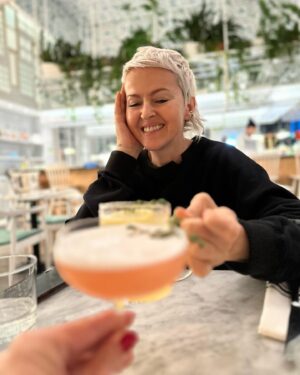 Julie St-Pierre Instagram - Elle n’a jamais eu besoin du « 55 » pour être libre, à mes yeux, elle l’a toujours été! Date night avec la fêtée! Joyeux anniversaire à ma belle amie @genevieveborne! 🫶🏼🥳 #liberté55 😂
