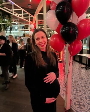 Julie St-Pierre Instagram - Le décompte est officiellement commencé. Une semaine avant les vacances des Fêtes et mon congé de maternité! 

On célébrait hier en équipe les excellents résultats de sondages du @107.3_rouge et j’ai reçu beaucoup de commentaires pour cette robe festive en velours vert forêt de @rose_maternite ! Parfaite pour les Fêtes, enceinte ou pas.

#35weeks