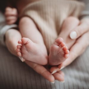 Julie St-Pierre Instagram - Les dernières premières fois… 

C’est une série de petits deuils. Ces petits pieds qui ont déjà grandi, les vêtements nouveau-né déjà rangés, les couches NB qui ne font plus… Ça me rend déjà nostalgique. 🥹

Avez-vous eu ce sentiment au dernier bébé? 

📸 @magnoliaphoto