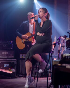 Julie St-Pierre Instagram - Chanter. Encore plus souvent s’il vous plaît. Ce samedi 21h à @telequebec, je suis l’invitée du Bum à gogo à @belleetbumtq. 

Bébé et moi avons eu beaucoup de plaisir avec le band sur le plateau. Pouvez-vous deviner les chansons que j’interprèterai? 😉 

📸 Claude Dufresne