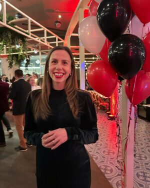 Julie St-Pierre Instagram - Le décompte est officiellement commencé. Une semaine avant les vacances des Fêtes et mon congé de maternité! 

On célébrait hier en équipe les excellents résultats de sondages du @107.3_rouge et j’ai reçu beaucoup de commentaires pour cette robe festive en velours vert forêt de @rose_maternite ! Parfaite pour les Fêtes, enceinte ou pas.

#35weeks