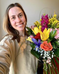Julie St-Pierre Instagram - Privilégiée de faire ce que j’aime et de le faire au sein d’une équipe radio humaine, ouverte et facilitante. Merci à ma gang du @107.3_rouge pour les belles fleurs pour souligner mon retour en ondes et surtout merci de me permettre d’animer de chez moi avec bébé Giulio. 💐

Le retour au travail après un congé de maternité n’est jamais facile mais de vous savoir à l’écoute et de vous retrouver aujourd’hui a rendu ça plus doux. 🫶🏼