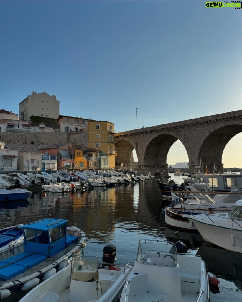 Julie Bertin Instagram - Vous connaissez maintenant la meilleure adresses avec la meilleure vue, pour sejourner à Marseille. Le @alexhotel_marseille -> Je vous laisse avec ce carrousel qualitatif et authentique qui résume parfaitement ces dernières 48 heures.