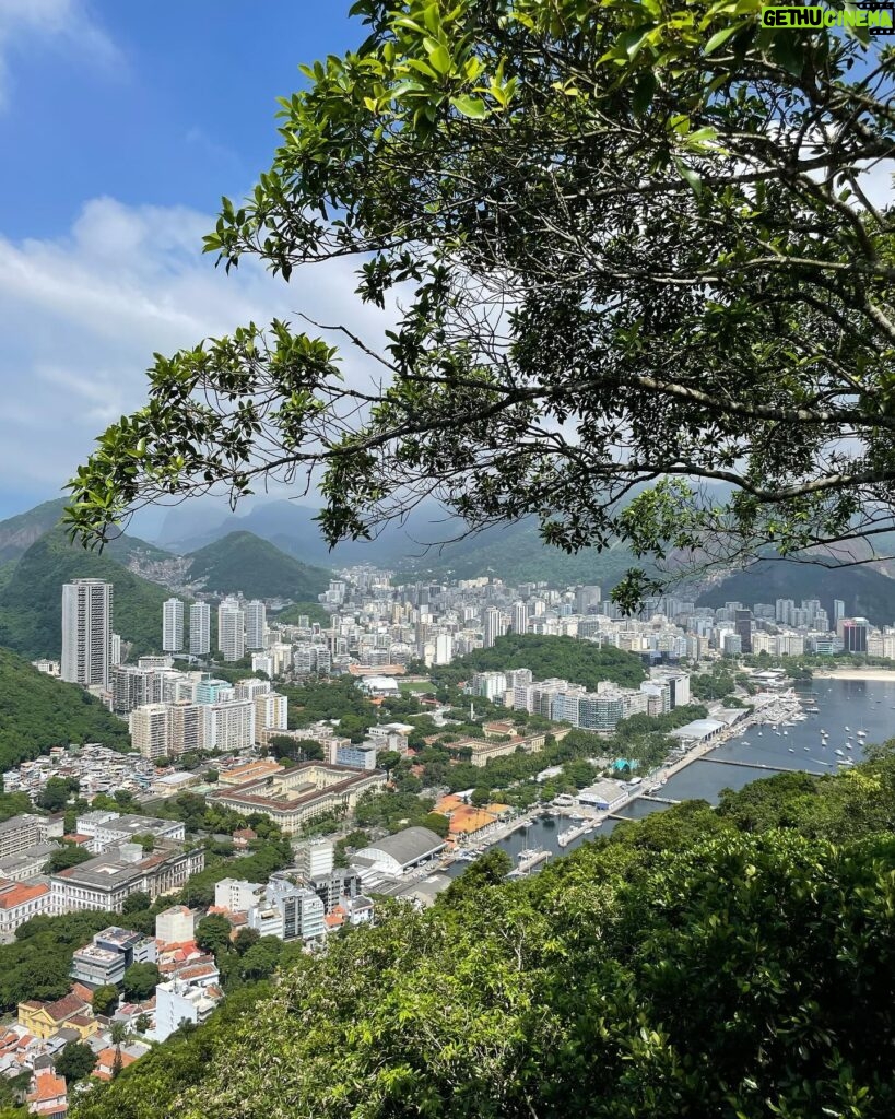 Julie Bertin Instagram - Copa, Copacabana Baby 🇧🇷. 1. Copacabana 2. Mont du Pain de Sucre 3. Moi et un Ouistiti poilus des oreilles 4/5. Mont du Pain de Sucre 6. Moi et mes Globo salés (t’as l’impression de manger de l’air) 7/8. Escalier Selarón, (L’escalier a été classé monument historique et Selaron a reçu le titre de « Citoyen d’honneur » de la ville) #brazil🇧🇷 #copacabana #explore #travelphotography #fyp #frenchgirl #hollidays #riodejaneiro #praiagrande
