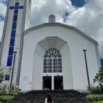 Julie Bertin Instagram - "📍Tsilaosa ★★★★ - 21 Rue du Père Boiteau, Cilaos 97413, La Réunion - Je reviens sur cet hôtel où j'ai eu la chance de pouvoir séjourner il y a un mois lors de mon ascension au Piton des Neiges. Croyez-moi, c'était l'une des choses qui me motivait le plus lors du chemin retour. Après 11 heures de marche, je ne pensais qu'à manger cette raclette." 😅. . . *Le @tsilaosa_hotel est un hôtel situé au plein cœur du village de Cilaos, l’entrée de l’hôtel donne directement sur la rue principale piétonne et ses petits commerces. Le village a su garder tout son charme créole. Les chambres, s’ouvrent vers les cimes majestueuses et reposantes du cirque. La décoration est un mélange d’inspirations venues d’Inde, d’Afrique et d’Europe. Un Jacuzzi à ciel ouvert installé sur la terrasse panoramique offre une magnifique vue sur le Piton Des Neiges. Vivre un séjour unique en plein cœur des cirques De la décoration au mobilier, les moindres détails mettent à l’honneur l’incroyable métissage de la population locale et ses traditions ancestrales. Spacieuses, les chambres disposent d’une vue charmante sur le village et du plus grand confort au niveau literie. L’hôtel compte 22 chambres, dont 14 supérieures (10 Doubles, 4 Triples), 7 Deluxe (Doubles dont 2 communicantes) et une suite Junior. #travel #travelblogger #hotelroom #tips #reunion #island #moutain #foodporn #christmas #view