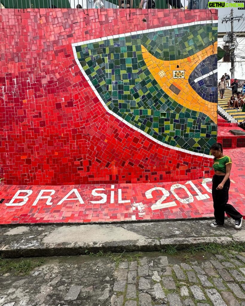 Julie Bertin Instagram - Copa, Copacabana Baby 🇧🇷. 1. Copacabana 2. Mont du Pain de Sucre 3. Moi et un Ouistiti poilus des oreilles 4/5. Mont du Pain de Sucre 6. Moi et mes Globo salés (t’as l’impression de manger de l’air) 7/8. Escalier Selarón, (L’escalier a été classé monument historique et Selaron a reçu le titre de « Citoyen d’honneur » de la ville) #brazil🇧🇷 #copacabana #explore #travelphotography #fyp #frenchgirl #hollidays #riodejaneiro #praiagrande