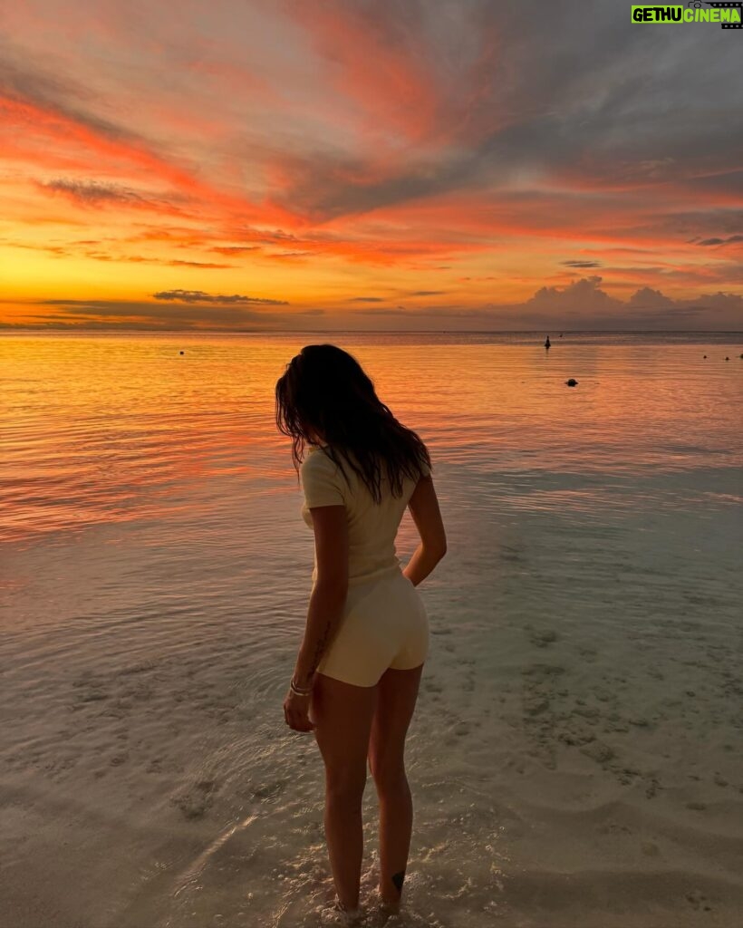 Julie Bertin Instagram - 📍Trou-aux-Biches, Maurice « À mon plus beau coucher de soleil … ☀️ ».