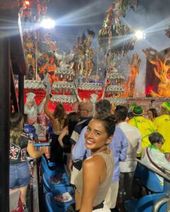Julie Bertin Instagram - 📍Sambodrome Marquês de Sapucaí, R.J. « les gars, j’ai fait le carnaval de Rio 🤩 » 1. Une Julie hyper mega émerveillée 2. Non, je ne vais pas vous laisser avec une simple photo du carnaval. Je compte vous faire une vidéo récapitulative, des plus beaux chars car vous n’êtes pas prêt. C’est incroyablement beau mais c’est long, très long .. 21h - 7h30 😅. 3. Je me rends compte que j’ai super bien choisi nos places. On était clairement avec le carnaval tout devant 🤩. 4. 7h30 - 8h . C’est la fin du carnaval. Tout le monde a le droit de se rendre sur la piste du défilé pour clôturer le dernier passage 💃. 5. End 🥺. #carnaval #euquero #brazil🇧🇷 #rj #carnavalrj @riocarnaval #samba #explore #sambodromo #travel #frenchgirl #