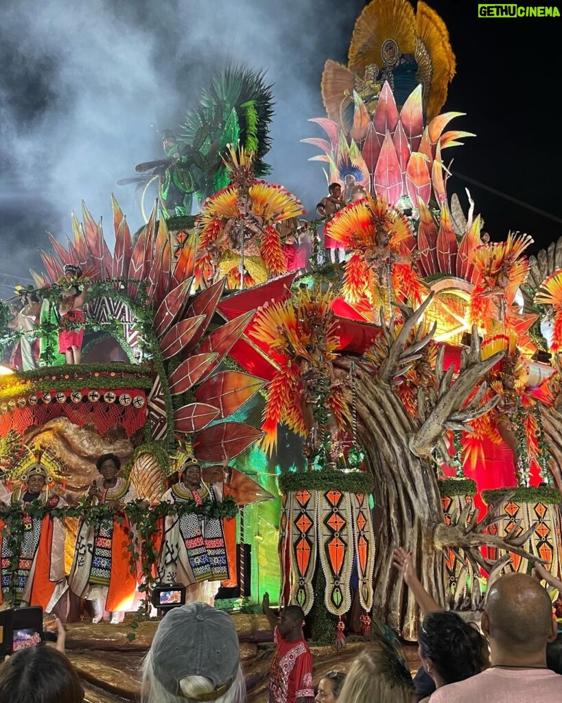 Julie Bertin Instagram - 📍Sambodrome Marquês de Sapucaí, R.J. « les gars, j’ai fait le carnaval de Rio 🤩 » 1. Une Julie hyper mega émerveillée 2. Non, je ne vais pas vous laisser avec une simple photo du carnaval. Je compte vous faire une vidéo récapitulative, des plus beaux chars car vous n’êtes pas prêt. C’est incroyablement beau mais c’est long, très long .. 21h - 7h30 😅. 3. Je me rends compte que j’ai super bien choisi nos places. On était clairement avec le carnaval tout devant 🤩. 4. 7h30 - 8h . C’est la fin du carnaval. Tout le monde a le droit de se rendre sur la piste du défilé pour clôturer le dernier passage 💃. 5. End 🥺. #carnaval #euquero #brazil🇧🇷 #rj #carnavalrj @riocarnaval #samba #explore #sambodromo #travel #frenchgirl #