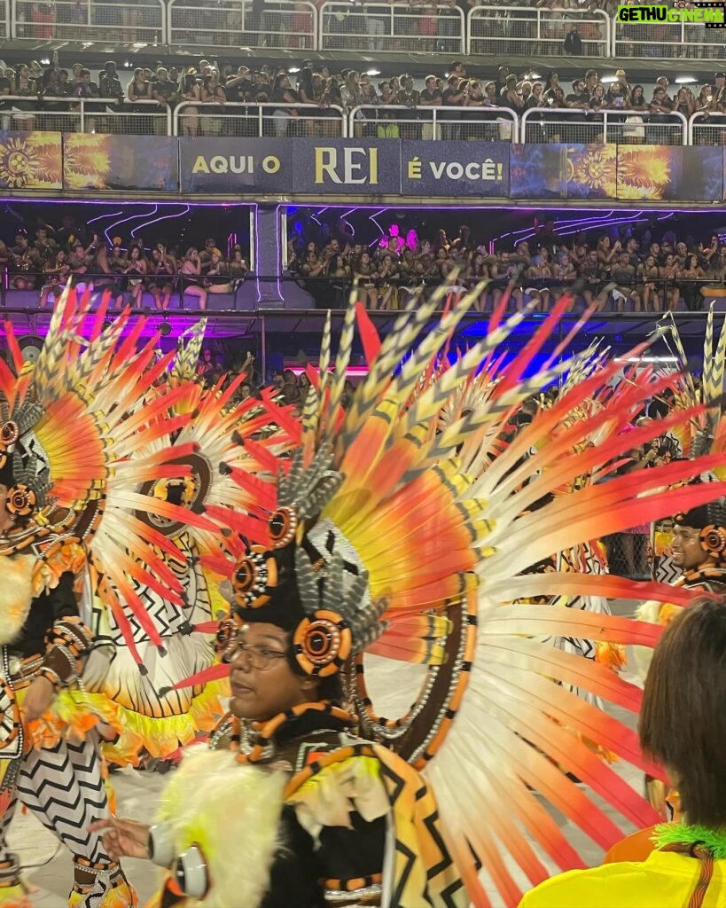 Julie Bertin Instagram - 📍Sambodrome Marquês de Sapucaí, R.J. « les gars, j’ai fait le carnaval de Rio 🤩 » 1. Une Julie hyper mega émerveillée 2. Non, je ne vais pas vous laisser avec une simple photo du carnaval. Je compte vous faire une vidéo récapitulative, des plus beaux chars car vous n’êtes pas prêt. C’est incroyablement beau mais c’est long, très long .. 21h - 7h30 😅. 3. Je me rends compte que j’ai super bien choisi nos places. On était clairement avec le carnaval tout devant 🤩. 4. 7h30 - 8h . C’est la fin du carnaval. Tout le monde a le droit de se rendre sur la piste du défilé pour clôturer le dernier passage 💃. 5. End 🥺. #carnaval #euquero #brazil🇧🇷 #rj #carnavalrj @riocarnaval #samba #explore #sambodromo #travel #frenchgirl #