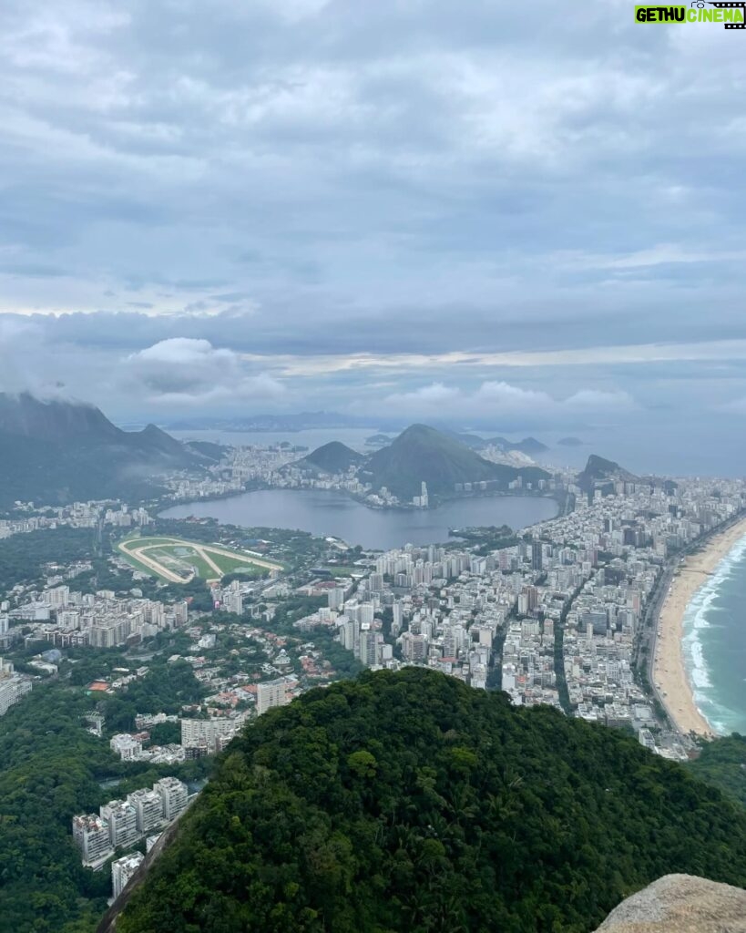 Julie Bertin Instagram - 📍Vidigal, R.J « De façon paradoxale, son nom est emprunté au major de la garde royale, Miguel Nunes Vidigal. Un homme réputé pour sa répression féroce envers les cérémonies de candomblé – une religion afro-brésilienne très pratiquée dans le pays –, sa détestation de la samba et sa haine persécutrice de la capoeira. Un héritage en contradiction totale avec l’histoire de la favela qui sera, dès les années 1970, le refuge de l’élite culturelle et de concerts improvisés de samba. L’arrivée en janvier 2012 de l’unité de police pacificatrice (UPP) fait sauter cette ultime barrière. Vidigal devient une favela accessible et convoitée par les « gringos ». La flambée des prix de l’immobilier à l’approche de la Coupe du monde attire étrangers et cariocas de la classe moyenne qui ne peuvent plus se payer les appartements des quartiers nobles pris dans la bulle spéculative .. »