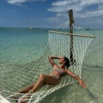 Julie Bertin Instagram - Quand on m’annonce que ce week-end, il fait 20° ☀️.  «Cette plage « Le Morne » fais partie des plus belles plages que j’ai pu voir lors de mes voyages et c’est clairement ma préférée de Maurice 🤩 ».