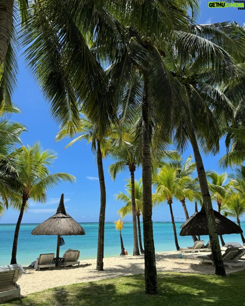 Julie Bertin Instagram - Quand on m’annonce que ce week-end, il fait 20° ☀️.  «Cette plage « Le Morne » fais partie des plus belles plages que j’ai pu voir lors de mes voyages et c’est clairement ma préférée de Maurice 🤩 ».