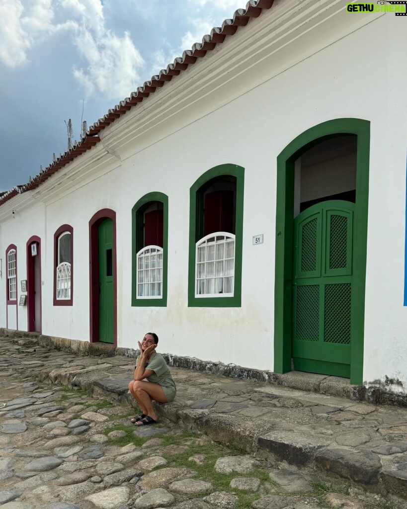 Julie Bertin Instagram - Paraty, Costa Verde, RJ 📍🇧🇷. « Entre Rio et Sao Paulo, ce petit port baigné par l’Atlantique est né il y a 350 ans. L’or lui offrit la gloire et l’UNESCO son éternité en l’intégrant au patrimoine mondial en 1966. On recommande souvent ce village comme une étape agréable. En réalité, il vaut tous les détours, et un séjour là-bas n’est jamais assez long .. ✨ Outre son charme historique, c’est un point de départ idéal pour accéder aux splendeurs naturelles de la Costa Verde, écosystème unique classé au patrimoine de l’Unesco, alliant montagnes tropicales, plages de rêve et cascades à couper le souffle. Pour structurer la promenade, retrouvez les quatre églises baroques de la ville. À l’origine, chacune correspondait à une caste (colons blancs, esclaves, affranchis…). Le petit village de Paraty devint rapidement prospère, exploitant tour à tour la canne à sucre pour produire l’alcool typiquement brésilien, la cachaça, puis le café. Sa position, dissimulée au fond de la baie d’Ilha Grande, en fit également un port de traite des esclaves très actif .. une ville chargée d’histoire ». *Côté Atlantique, la Costa Verde sème 65 îles à la nature soigneusement protégée. La plus grande, Ilha Grande, déclarée parc naturel, est interdite à la circulation, à la construction et même à la pêche.