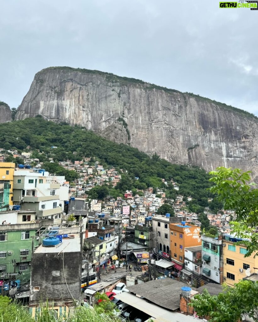 Julie Bertin Instagram - 📍Rocinha, R.J @favelalivestour / @erhysm