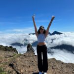 Julie Bertin Instagram - Le Maïdo, la Réunion. (Patrimoine mondial de l’Unesco.) « Le Maïdo, site naturel, est un véritable balcon sur La Réunion. Il offre un panorama remarquable sur le cirque de Mafate d’où l’on peut admirer la nature préservée. Elle abrite des îlets où les habitants vous accueillent chaleureusement. Le cirque de Mafate n’est accessible qu’à pied ou en hélicoptère, pour les urgences et cas exceptionnels. » * slide 2, vous pouvez voir le magnifique lever de soleil et le piton des neiges juste à votre droite 🤩. On s’est gelé, mais ça valait le coup.