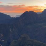 Julie Bertin Instagram - Le Maïdo, la Réunion. (Patrimoine mondial de l’Unesco.) « Le Maïdo, site naturel, est un véritable balcon sur La Réunion. Il offre un panorama remarquable sur le cirque de Mafate d’où l’on peut admirer la nature préservée. Elle abrite des îlets où les habitants vous accueillent chaleureusement. Le cirque de Mafate n’est accessible qu’à pied ou en hélicoptère, pour les urgences et cas exceptionnels. » * slide 2, vous pouvez voir le magnifique lever de soleil et le piton des neiges juste à votre droite 🤩. On s’est gelé, mais ça valait le coup.