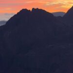 Julie Bertin Instagram - Le Maïdo, la Réunion. (Patrimoine mondial de l’Unesco.) « Le Maïdo, site naturel, est un véritable balcon sur La Réunion. Il offre un panorama remarquable sur le cirque de Mafate d’où l’on peut admirer la nature préservée. Elle abrite des îlets où les habitants vous accueillent chaleureusement. Le cirque de Mafate n’est accessible qu’à pied ou en hélicoptère, pour les urgences et cas exceptionnels. » * slide 2, vous pouvez voir le magnifique lever de soleil et le piton des neiges juste à votre droite 🤩. On s’est gelé, mais ça valait le coup.