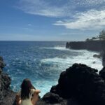 Julie Bertin Instagram - 📍Le Cap méchant, la Réunion. «Le Cap Méchant est un lieu touristique très prisé. Idéalement situé sur la côte sud ouest de Saint-Philippe. Les petits kiosques disposés sous les filaos permettent à tous d’admirer les falaises de laves de couleur noir charbon qui se sont formés par les coulées de lave successives et qui plongent dans le bleu de l’océan.»