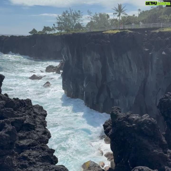 Julie Bertin Instagram - 📍Le Cap méchant, la Réunion. «Le Cap Méchant est un lieu touristique très prisé. Idéalement situé sur la côte sud ouest de Saint-Philippe. Les petits kiosques disposés sous les filaos permettent à tous d’admirer les falaises de laves de couleur noir charbon qui se sont formés par les coulées de lave successives et qui plongent dans le bleu de l’océan.»