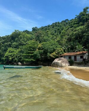 Julie Bertin Instagram - 📍Ilha grande, Angra Dos Reis.

« Les jolies choses ne sont jamais parfaite.. 🌸 » 

🫀, à chaque nouveau Caroussel, mon cœur se sert cette ambiance me manque déjà tellement !! Je n’ai même pas d’inspiration aujourd’hui, je suis nostalgique .. .