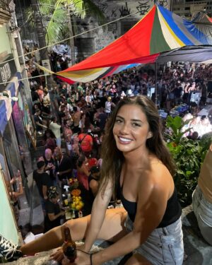 Julie Bertin Instagram - 📍 Pedra Do Sal, R.J

« Vous arrivez à la fameuse Pedra do Sal, la Pierre de sel, au cœur du quartier de la petite Afrique. C’est là qu’est née la samba urbaine et la pedra do sal est lieu fondamental pour comprendre les origines de la musique brésilienne
Alors, revenons quelques siècles en arrière. Sachez déjà que l’esclavage au Brésil, issu du commerce triangulaire, a été légal pendant environ 3 siècles, à partir de l’arrivée des Européens sur le continent en
1500. Pendant ce qu’on appelle le Sugar boom, de (
1570 à 1670, les esclaves africains ont connu l’enfer
Mais parfois, des esclaves parvenaient à s’enfuir et à former des communautés secrètes nommées des quilombos. La plus grande, dans l’État de Pernambuco, comptait quand même plus de 20.000 membres ! Au total, des milliers de communautés ont été érigées.
Elles ont aujourd’hui acquis des droits sur leurs terres et continuent de les protéger. Depuis 2004, 3212 communautés quilombolas ont été reconnues et en 2019, 230 autres territoires sont en attente de reconnaissance. Pedra do Sal est l’une d’entres-elles.
Le site a été reconnu en 1984 par l’INEPAC, l’institut d’État du Patrimoine culturel). C’est un groupe d’esclaves venus de Salvador de Bahia au Nord-Est du Brésil, qui s’installe en premier dans ce quartier, dont la proximité avec le port s’accompagnait de possibles emplois sur les cargos. Le nom, pierre de sel, vient d’ailleurs du fait qu’ici était le point de debarquement du sel, utilisé pour la fabrication de cuir et de conserves de viande, si précieux qu’on l’utilisait même comme monnaie .. »

peut-être une de mes meilleures soirées  @pedradosaloficial ✨