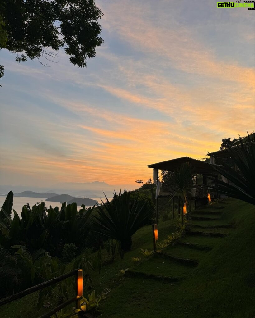 Julie Bertin Instagram - Quel début de voyage incroyable 🇧🇷 … J’ai eu la chance de pouvoir découvrir des endroits magnifiques comme celui-ci. Un vrai havre de paix perdu dans les hauteurs de Angra dos Reis .. J’ai profité de chaque instant pour me ressourcer dans le calme absolu pour mon plus grand bonheur ..