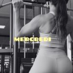 Julie Bertin Instagram - DAILY WORKOUT 🧠 - On continue la semaine avec une séance « DOS/ POSTURE » celle que j’ai tendance à laisser de côté, mais en vrai elle est hyper importante, elle m’a permis de re muscler mon dos et surtout de travailler ma posture qui était voûtée. Je vous laisse le détail de la séance (juste en dessous 👇), pour les intéressés. N’hésite pas à l’enregistrer et fais-moi un update si tu la testes. 🏋🏽‍♀️🍑🤍. EN DÉTAIL 👈(vous adaptez les charges selon votre niveau). . ELLIPTIQUE : 10MN’ RÉSISTANCE 8 . TIRAGE SUR POULIE PRONATION 12 REP X 4 REPOS : 1MN’ 30 KG : 25KG TEMPO : 2-0-0-1 . RAMEUR SUR MACHINE 12 REP X 4 REPOS : 1MN’ 30 KG : 20KG TEMPO : 2-0-0-2 . RAMEUR À 1 BRAS PRISE NEUTRE 12REP X 4 REPOS : 0MN’ KG : 10KG TEMPO : 1-0-0-2 . GHD 50 REP KG : 10KG . EXTENSION GHD INVERSÉE 50 REP KG : ÉLASTIQUE . MACHINE À ABDUCTEURS ASSIS 20 REP X 5 REPOS : 30SEC’ KG : 45KG #gymmotivation #gym #gymgirl #workout #motivation #fyp #challenge #daily #sportmotivation #balance