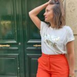 Julie de Bona Instagram - @plume_paris_ a imaginé ce t-shirt en soutien à @enfantbleunational qui lutte contre la maltraitance infantile. L'intégralité des bénéfices de la vente sera reversée à l'association "Splendide" parce que pour @__c_l_i__ -la créatrice de la marque- il est important de mettre des mots positifs et lumineux : un demain est possible pour les enfants 🧡 #enfantbleunational #plumeparis #splendide