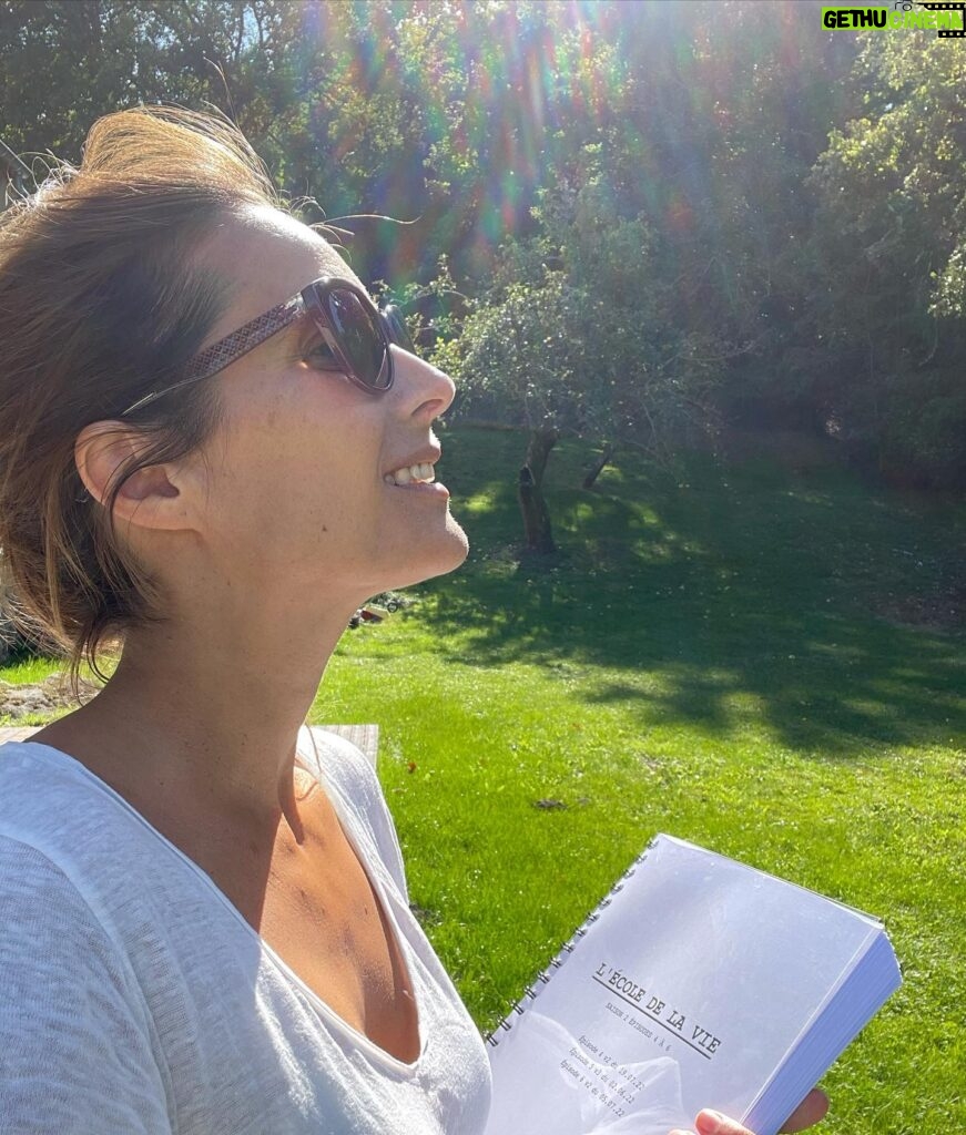 Julie de Bona Instagram - Profitons des derniers rayons de soleil ☀️ #lecoledelavie #automne