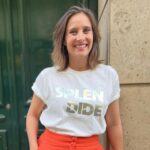 Julie de Bona Instagram - @plume_paris_ a imaginé ce t-shirt en soutien à @enfantbleunational qui lutte contre la maltraitance infantile. L'intégralité des bénéfices de la vente sera reversée à l'association "Splendide" parce que pour @__c_l_i__ -la créatrice de la marque- il est important de mettre des mots positifs et lumineux : un demain est possible pour les enfants 🧡 #enfantbleunational #plumeparis #splendide