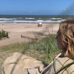 Julieta Díaz Instagram - Nos fuimos juntas a pasar unas pequeñas vacaciones a las hermosas casitas de @casa.kiri 🌊✨❤️🌱 Necesitábamos mucho estar en la naturaleza, descansar, leer, charlar y compartir entre nosotras, y con nuestros nuevxs amigxs Gaby y Rodrigo y su familia 🙂, unos días de paz y mar🙏🏽🌊 Les deseamos para este 2024 que se rodeen de todo lo que les haga bien ✨ Abraz🌸s